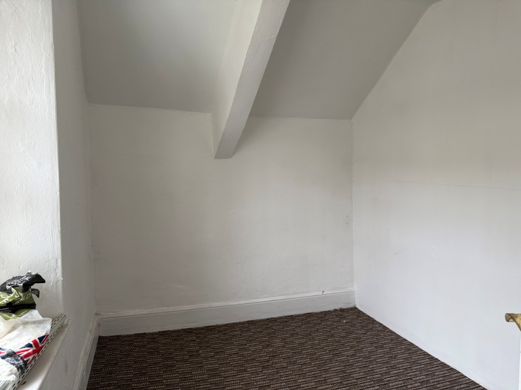 Lot: 69 - FREEHOLD COMMERCIAL BUILDING IN CENTRAL LOCATION - Second floor room two